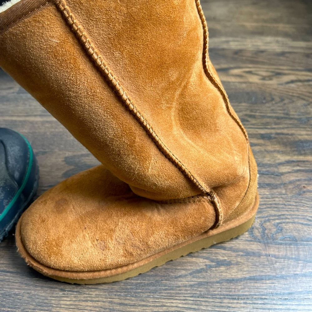 UGG -size 2 USA girl high Ugg, LEFT shoe only!! Right accidentally thrown out.